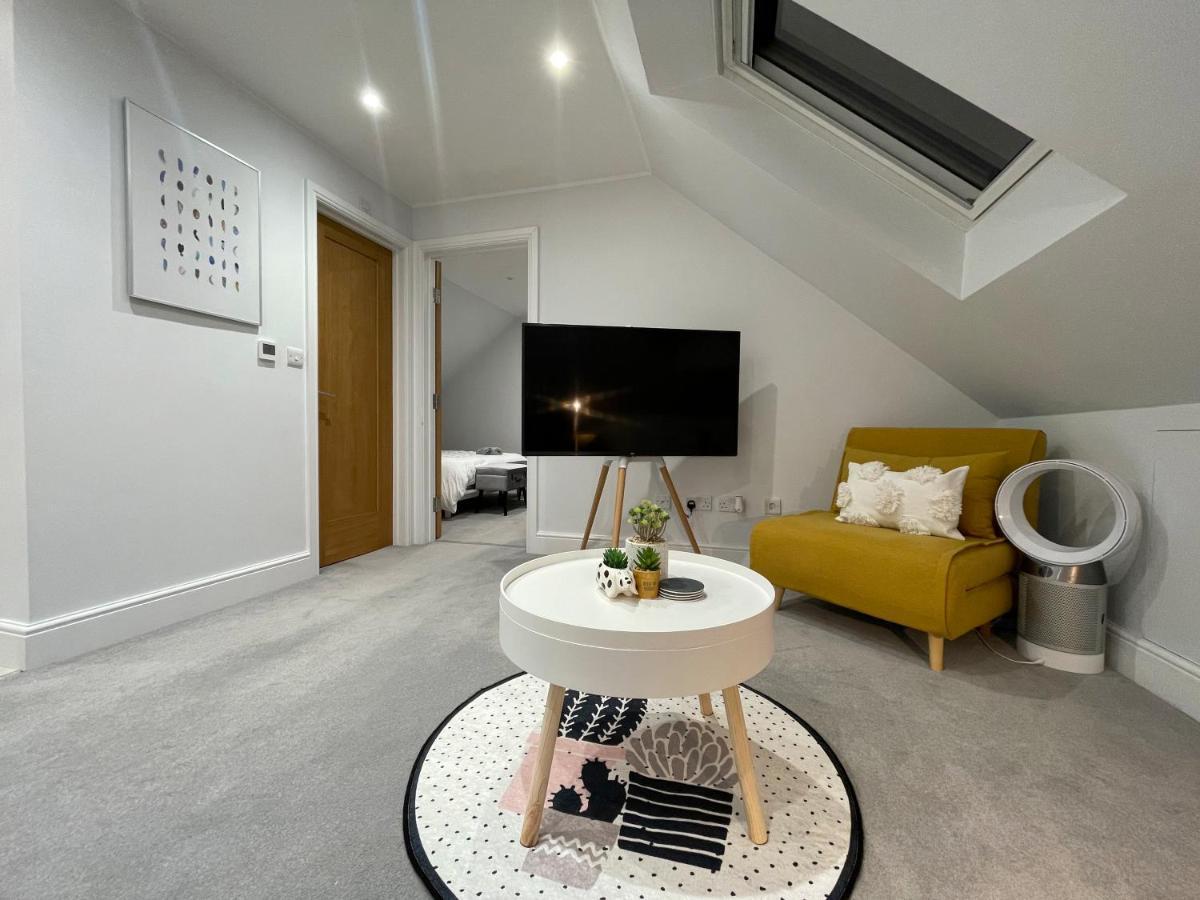 Unique Luxury Detached Apartment In Windsor That Sleeps 4 Экстерьер фото
